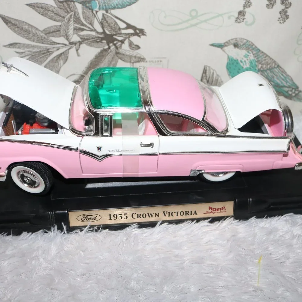 Road Signature 1955 Ford Crown Victoria 1/18 scale! no box, but is still mounted